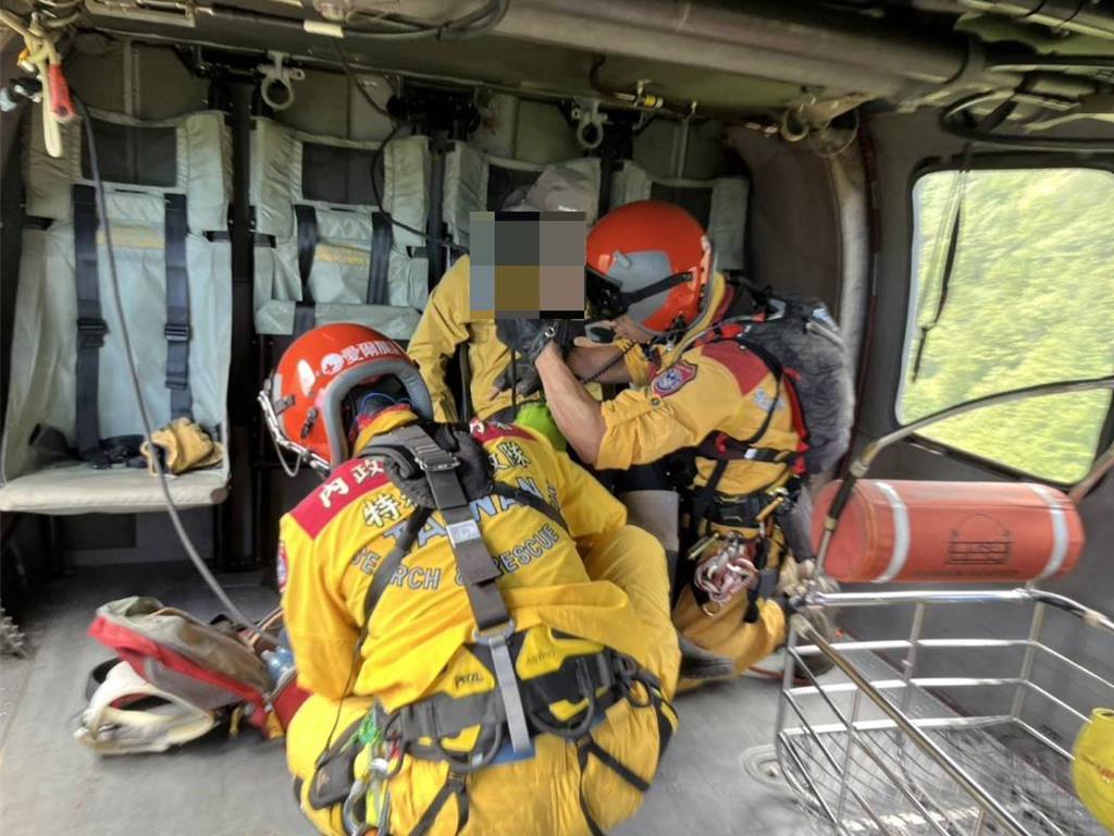 苗栗縣泰安鄉中雪山23日驚傳爬山意外發生，一名62歲范姓女子左腳骨折受傷無法行走且伴隨胸痛。空中勤務總隊台中清泉崗駐地勤務第二大隊第三隊駕駛黑鷹直升機前往救援。（空中勤務總隊台中清泉崗駐地勤務第二大隊第三隊提供）