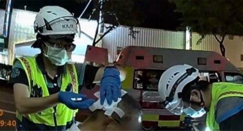 台中市神岡區1名82歲陳姓老翁迷航到彰化市，因老翁頭部有傷口，119救護人員到場為他包紮傷口。（警方提供／葉靜美彰化傳真）