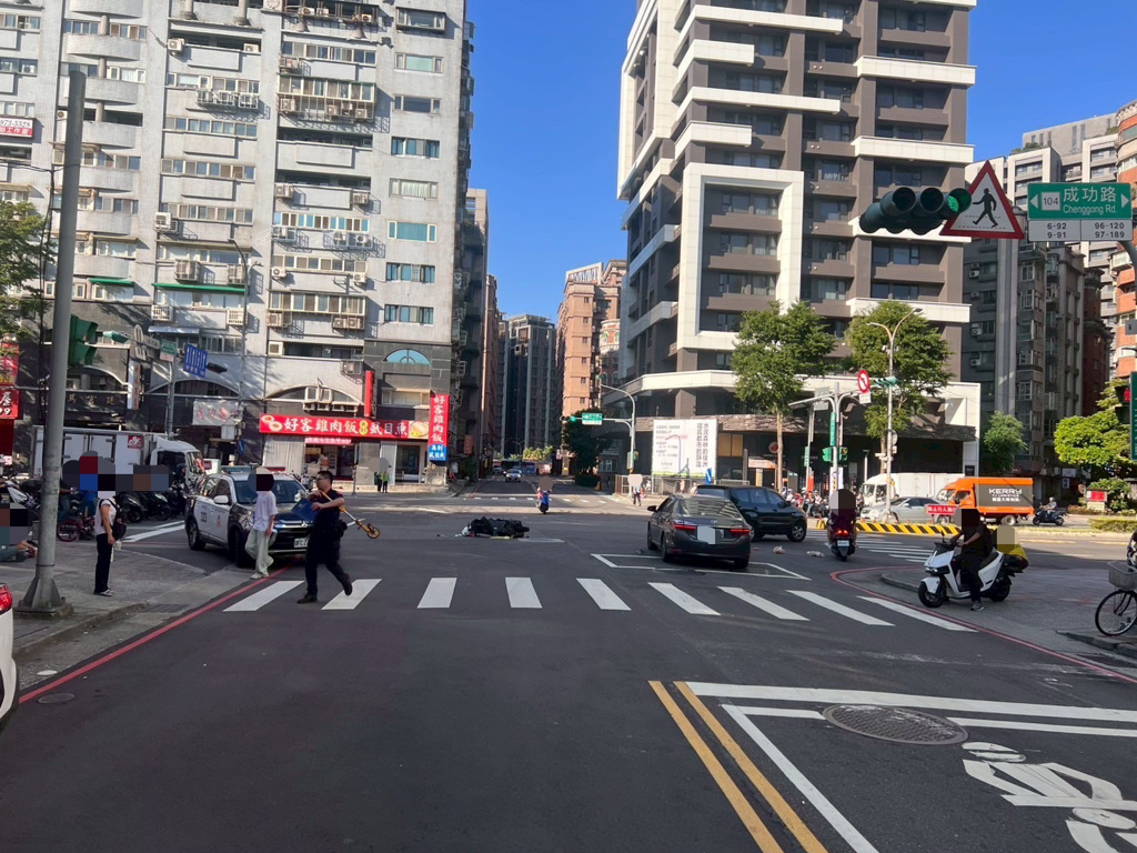 一名27歲李姓男子騎乘普通重機，行經成功路與集成路口時，竟無視號誌「闖紅燈」 高速衝出，當場攔腰撞上綠燈正常起步的47歲王姓騎士。（圖／簡銘柱翻攝）