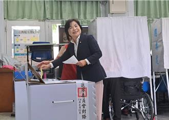 杨琼璎与父母一同投票：昨晚睡得很舒服