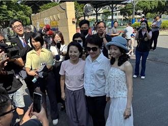 盧秀燕投票   粉絲追30公尺求合影