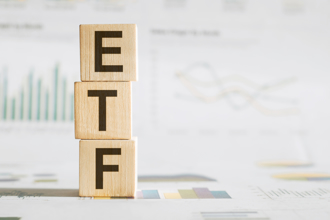 存股族注意！全球ETF龍頭10月登台 貝萊德頭香009813該衝嗎？達人搖頭評：直接被「這2檔」比下去