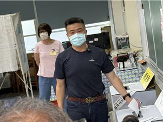 顏寛恒投票　戴口罩小感冒