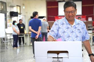 楊文科一早投票  竹縣1民眾受困電梯