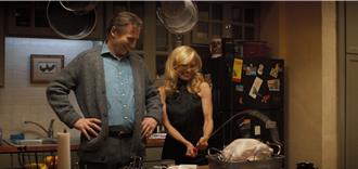 連恩尼遜一本正經搞笑　拍《脫線神探》與性感女神成摯友