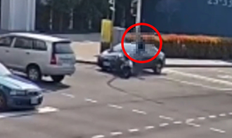 恐怖撞击瞬间！台中21岁男无照闯红灯 骑士遭「高速铲飞」枉死
