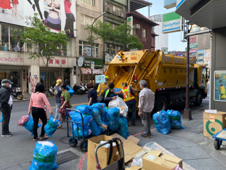 他批台湾收垃圾没效率「塞车臭整路」 一票人反挺