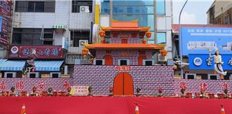 嘉義城隍廟普度超吸睛 7500張「2000元鈔票」堆城門