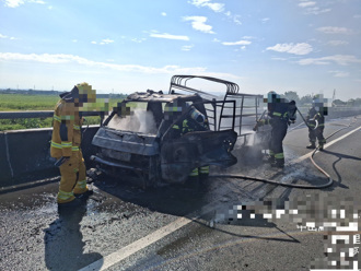 國1仁德段火燒車！ 小貨車竄火燒到剩骨架