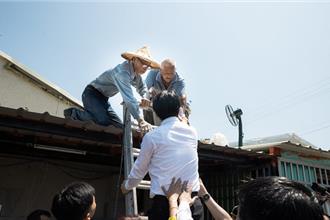关心重建赖清德爬梯送饮料给工班  承诺协助国有地承租户重建