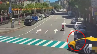 行人地獄？基隆小黃轉彎未停讓　行人過馬路遭猛撞受傷送醫