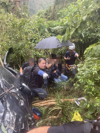 玉山塔塔加下山遇险！轿车坠百米谷　一家四口获救幸无大碍