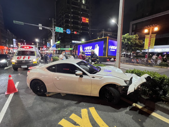 信义区车祸！双门跑车自撞分隔岛　刺青男受伤送医