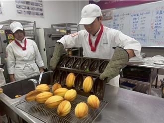 紀念八二三！樹德家商「砲彈麵包」進軍營 點燃國軍士氣