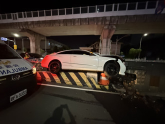 大漢橋自撞！賓士婦恍神猛撞橋墩 騎上分隔島頭部受傷