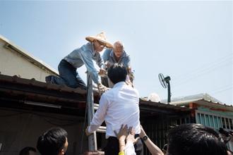 賴清德爬梯遞水   網友憂：未戴安全帽