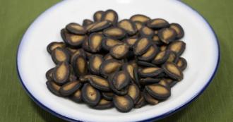 嗑瓜子「衛生紙變綠色」 他嚇傻不敢再吃 業者吐真相