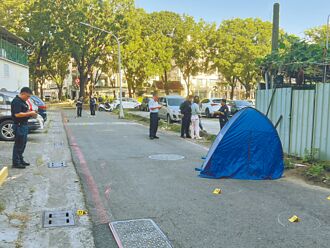 仇家连开16枪 男遛狗街头毙命