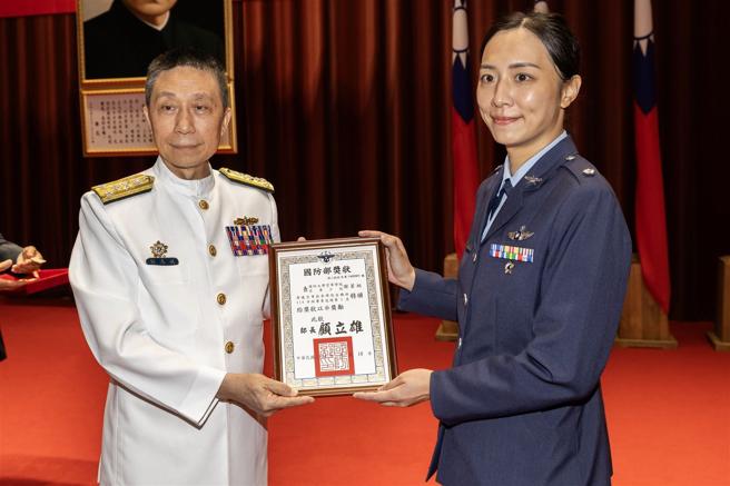 国防大学校长刘志斌上将亲自颁发绩优学员奖状，恭贺学员顺利完成军事深造教育学程，丰富自身军事学养，并期许未来为国军奉献心力。（记者林睿奕摄）