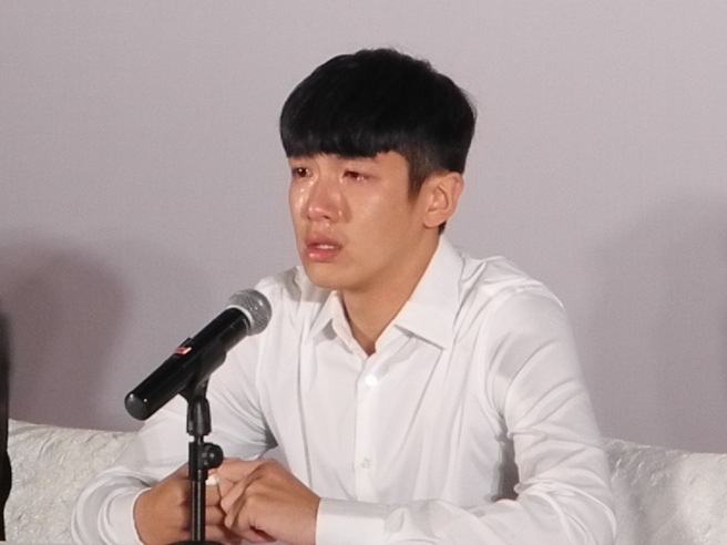 柯震東2014年在道歉記者會上痛哭流涕，表示吸毒案不怨好友房祖名，是自己做了不好的選擇。（藍孝威攝）