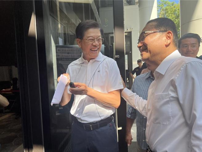 侯友宜今日上午陪同羅明才投票。（王揚傑攝）