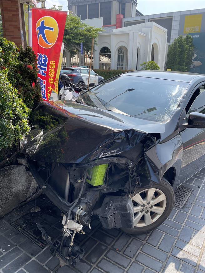 台中王姓男子23日駕駛自小客車，早上8時許行經台灣大道闖紅燈，衝撞前方停等紅燈的機車，釀成1死。（民眾提供）