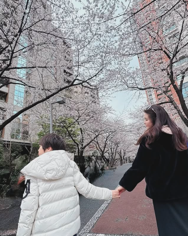 麻衣親自陪兒子成長，凡是親力親為，所以婚後並沒有過著愜意的貴婦生活。(圖/麻衣IG)