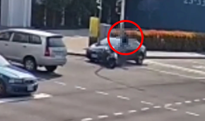 台中21岁王姓男子无照驾驶，闯红灯撞死待转的男骑士。（萧宥彤翻摄）