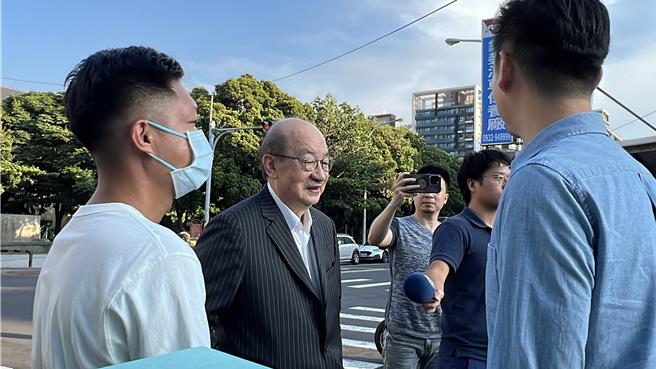 民進黨立院黨團總召柯建銘下午4點多突然現身縣黨部，表示自己來關心一下，待了1個小時左右在5點多搭車離開。（王惠慧攝）