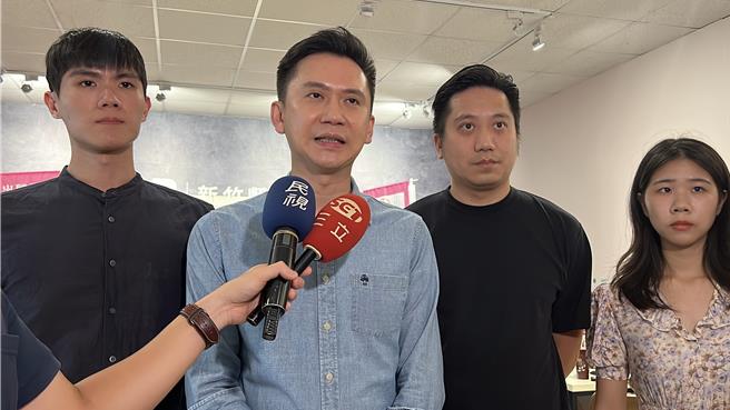 民進黨新竹縣黨部主委鄭朝方（左二）表示，公民行動盼帶來更多社會理解而非裂解，選舉和罷免已結束，未來不管在台灣、竹二，希望更加團結。（王惠慧攝）