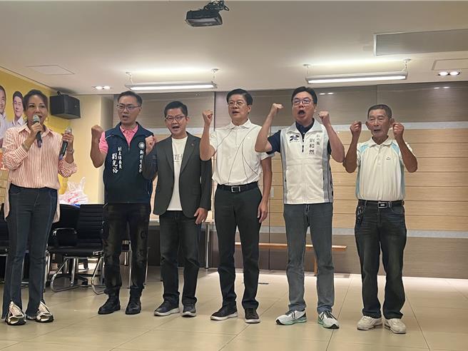 罷免羅明才不通過，羅明才傍晚由劉和然、黃心華等人陪同發表感言。（王揚傑攝）