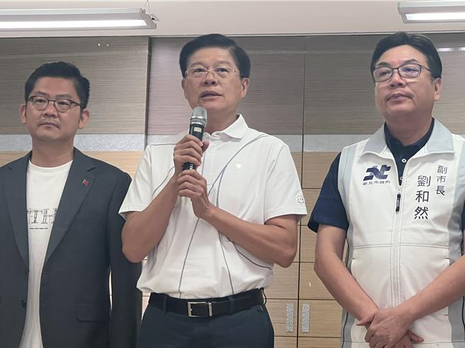 罷免羅明才不通過，羅明才傍晚由劉和然、黃心華等人陪同發表感言。（王揚傑攝）