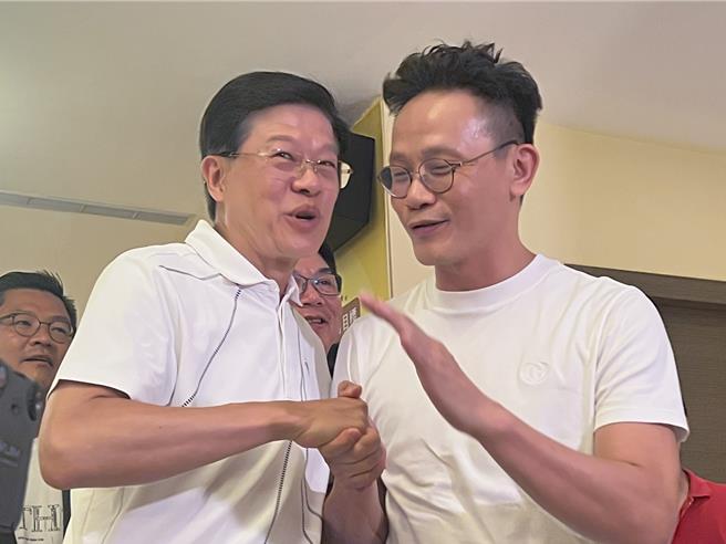 國民黨新北市黨部主委黃志雄到場向羅明才表達恭賀之意。（王揚傑攝）