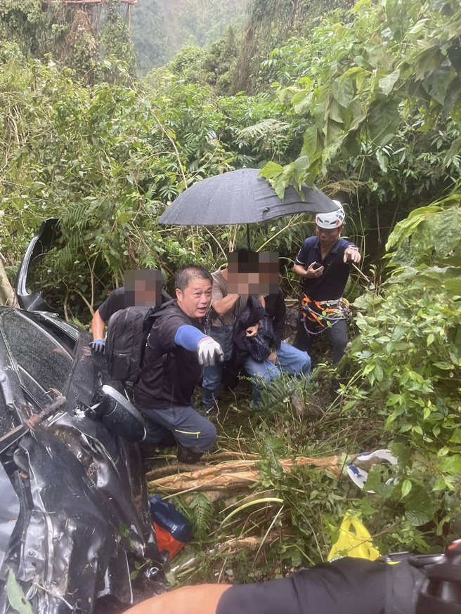 今日下午一名48岁蔡姓女子驾驶车辆，载着49岁陈姓丈夫与两名12岁、19岁儿子，从玉山塔塔加园区下山途中，行经一处直线下坡路段时，车辆突然失控猛力自撞路树，随即衝破防护、坠落100公尺深山谷。（图／简铭柱翻摄）