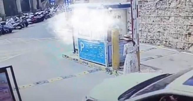 大陆云南一名女子为了省人民币5元（约新台币21.6元）停车费，肉身扛起70公斤重闸门。（图／翻摄自微博／起点新闻）