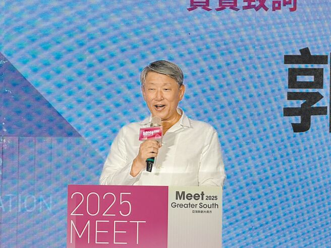 經濟部長郭智輝22日南下高雄展覽館參加「第5屆Meet Greater South亞灣新創大南方」展會，他上台致詞前，從口袋拿出講稿，並自嘲表示「我還是要照稿演出」，惹得台下哄堂大笑。（洪浩軒攝）
