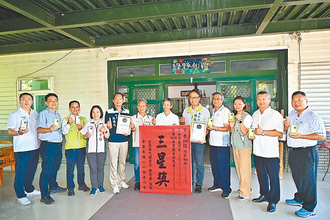 宜兰县冬山乡茶农李训德（左七）以「冬山翠玉绿茶」获得英国美食大赏三星奖，代理县长林茂盛（左六）22日拜访李训德。（宜兰县政府提供／李忠一宜兰传真）