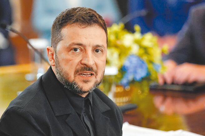 俄國要求烏克蘭從頓巴斯地區撤軍。圖為烏克蘭總統澤倫斯基日前在白宮會見美國總統川普和歐洲領導人，就結束俄烏戰爭進行談判。（路透）