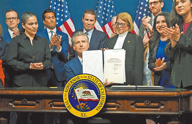 美國加州21日通過了所有選區重劃相關法案，州長紐松立即簽署生效。（美聯社）