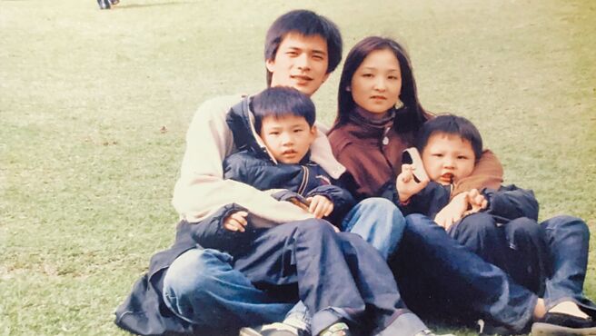 王品澔（左）童年和爸爸、媽媽、弟弟一家出遊十分和樂。（伊林娛樂提供）