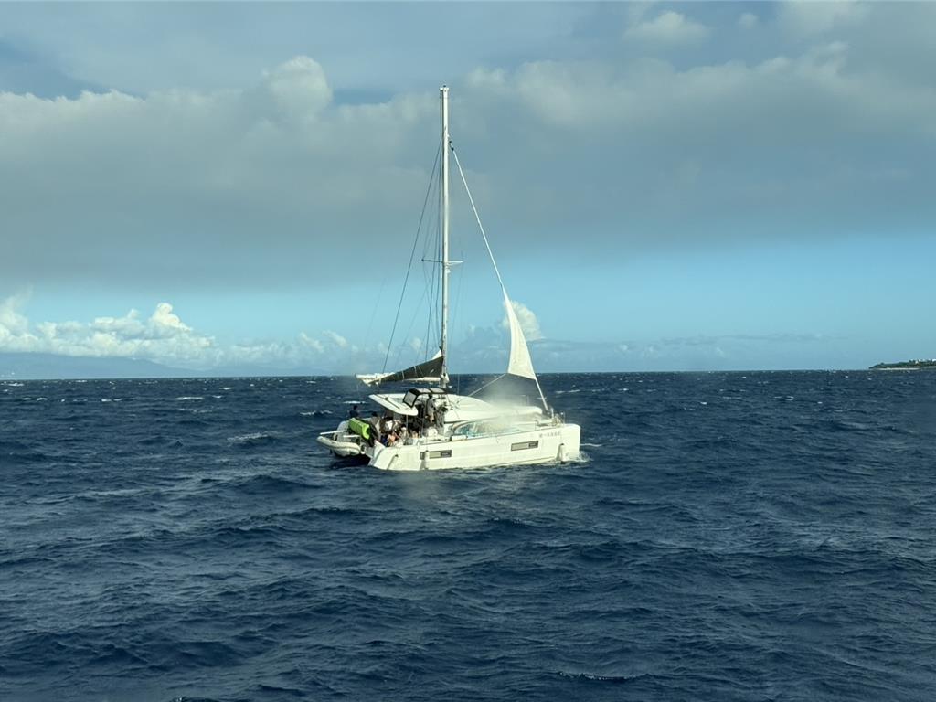 一艘從大鵬灣出港的遊艇，在小琉球海域機械故障漂流，幸好17名遊客皆平安獲救。（海巡署南部分署提供／羅琦文屏東傳真）