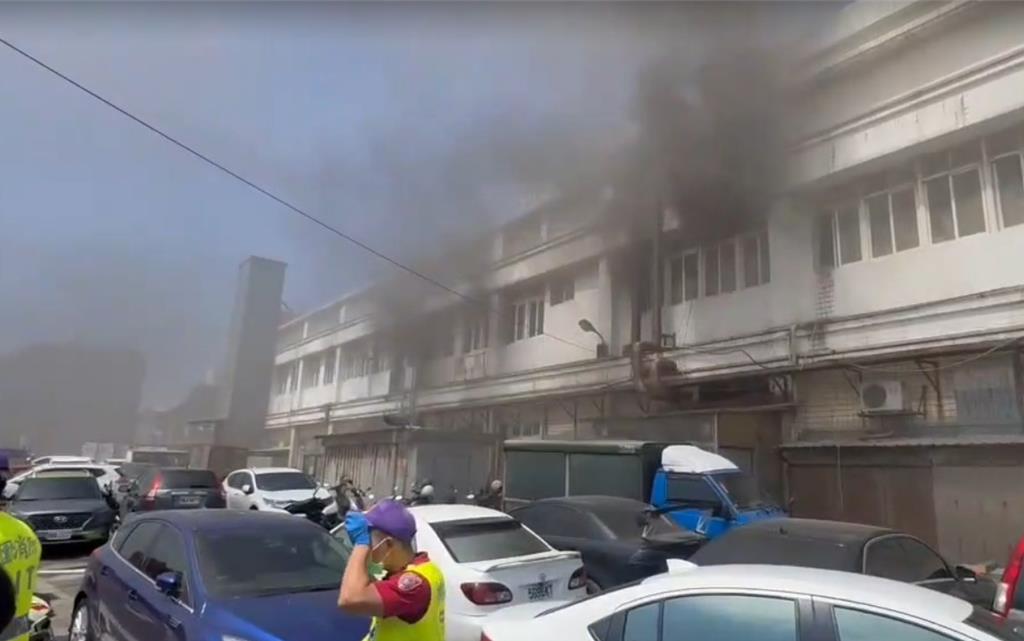 桃園竹圍漁港漁市2樓餐廳廚房起火。(桃市消防局提供／呂筱蟬桃園傳真)