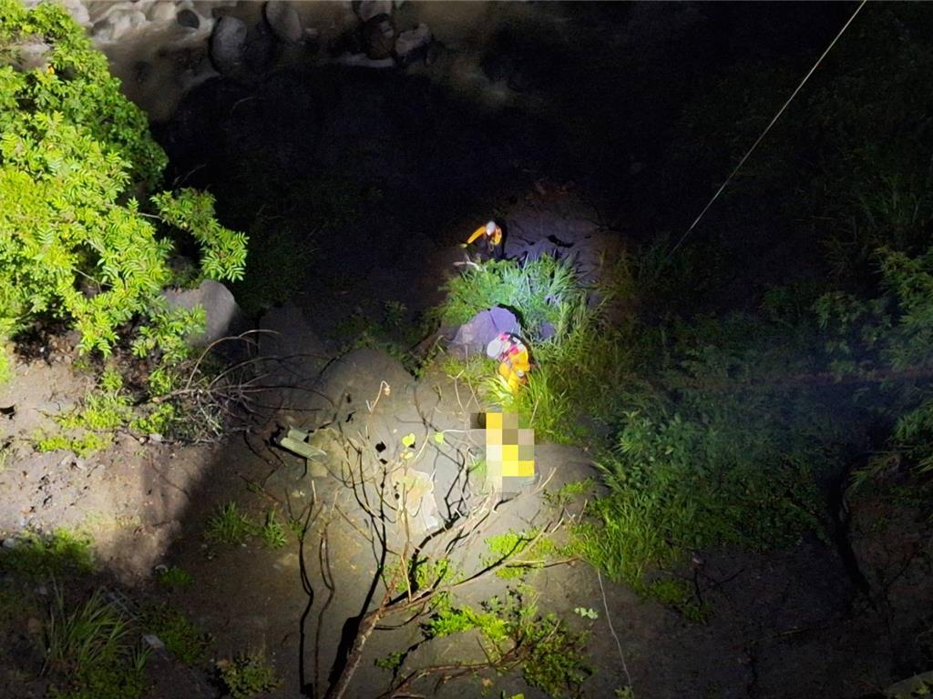 鄭男騎大型重機下山時，摔落台18線35.8公里處50公尺深溪谷，幸被警消尋獲。（嘉縣消防局提供／廖素慧嘉縣傳真）