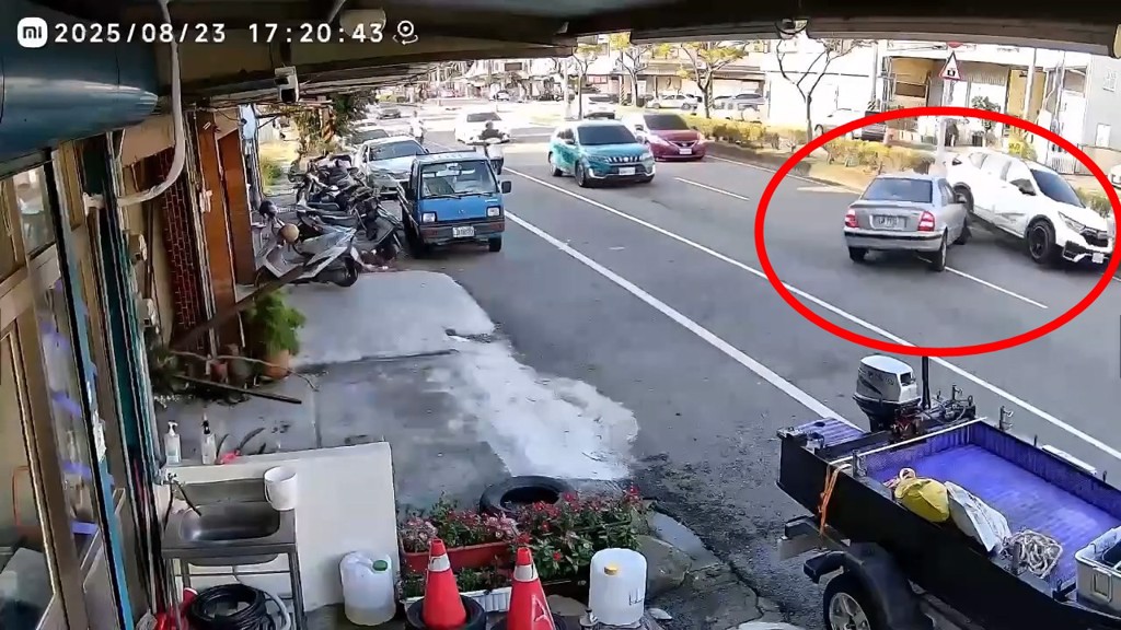 苗栗85歲老翁，開車先倒車撞進家內，再往前爆衝連撞兩車，導致3人受傷送醫。（民眾提供）