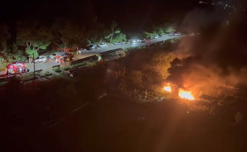淡水滬尾砲台公園旁，菜園內疑似有人燒草整地，導致鐵皮工寮起火燃燒，消防隊獲報到場20分鐘內撲滅火勢，詳細起火原因還有待釐清。（翻攝臉書細說淡水）