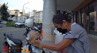 輪椅阿北街頭不知所措 暖心警民合力救援助返家