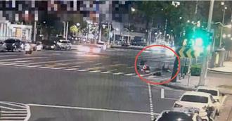  2行人斑马线上等红灯 遭机车猛撞击倒骑士重摔