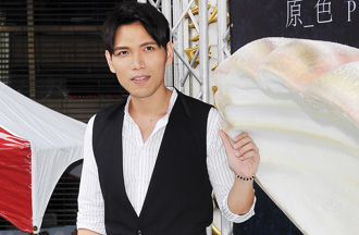 楊宗緯慘摔下舞台凌晨發聲！「祈求老媽別看熱搜」曝現況