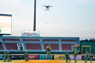 帥到爆！「人間凶器」特戰指揮官苑汝瑋  直升機繩降職棒開球超狂背景曝  