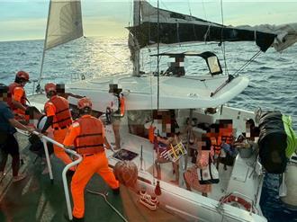 小琉球遊艇故障漂流　海巡警艇接駁17名遊客載回東港